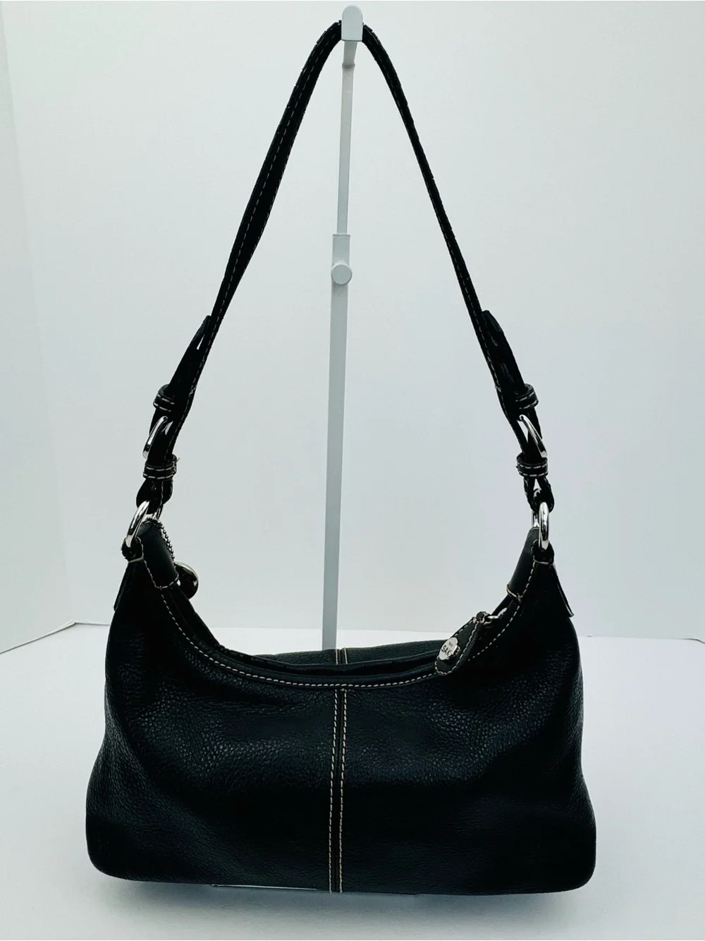 The Sak Baggett hobo. Pebbled leather. Silver-tone hardware. Slouchy Y2K style